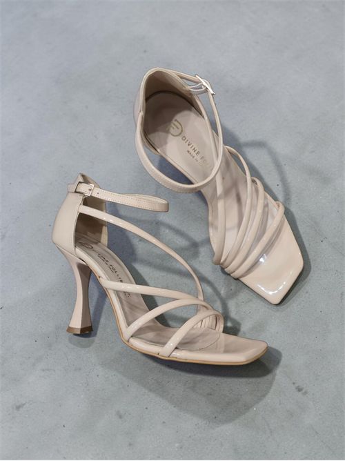 sandalo vernice punta quadrata DIVINE FOLLIE | 8032NUDE